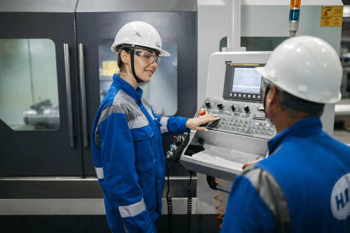 Opératrice au pupitre d'une installation industrielle