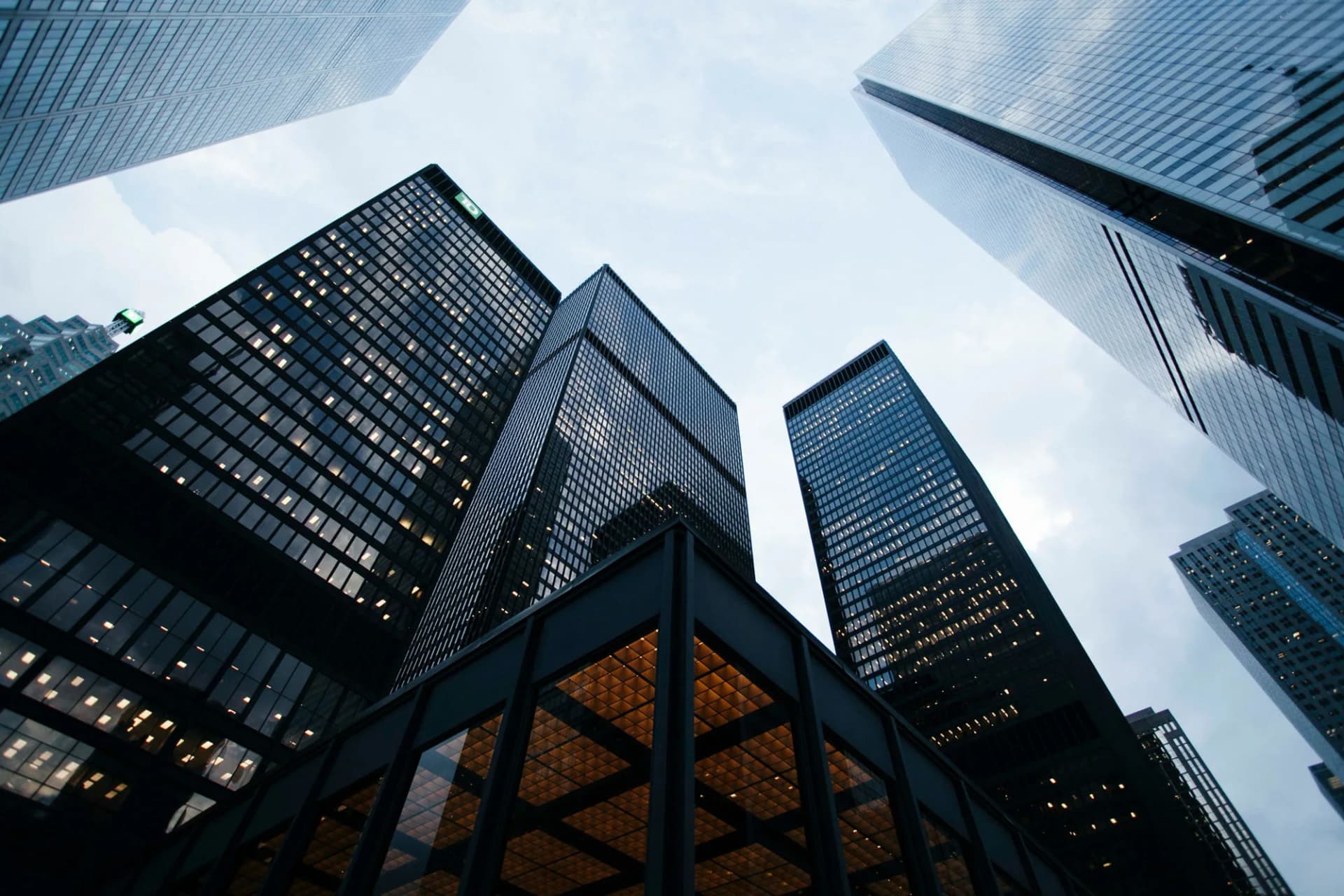 Tours de bureaux d'un quartier d'affaires, vues depuis la rue
