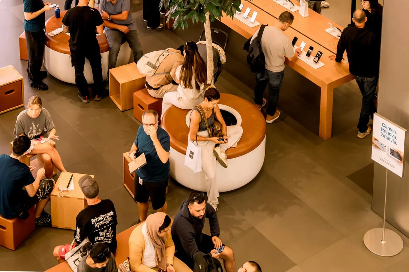 Clients en magasin, vus depuis la mezzanine